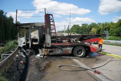 Malsch. Toedl. Lastwagenunfall auf der A5 mit zwei in Vollbrand stehenden Lastwagen
